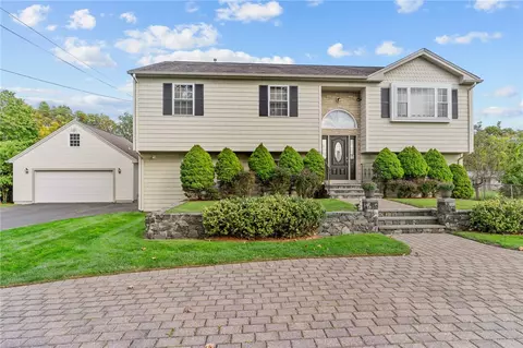 39 Curran Rd, Cumberland, RI 02864