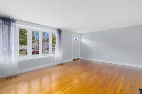 27 Priscilla Rd, Woonsocket, RI 02895 photo 6
