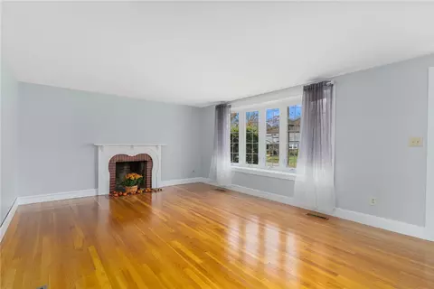 27 Priscilla Rd, Woonsocket, RI 02895 photo 4