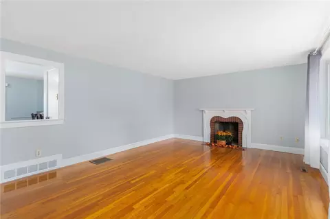 27 Priscilla Rd, Woonsocket, RI 02895 photo 5