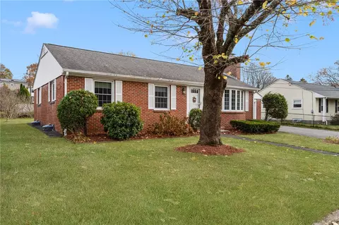 27 Priscilla Rd, Woonsocket, RI 02895 photo 2