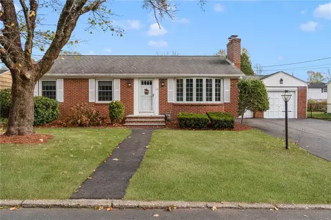 27 Priscilla Rd, Woonsocket, RI 02895 photo 3