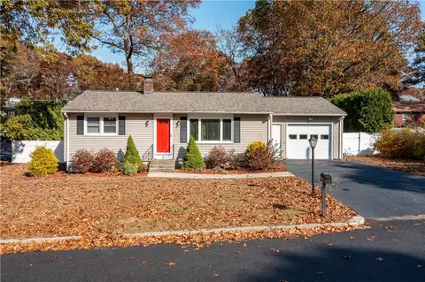 7 First St, Lincoln, RI 02865