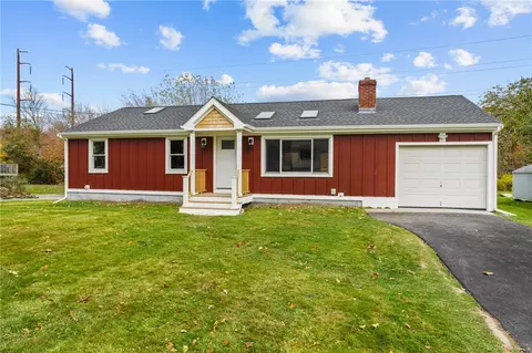 17 Longmeadow Rd, Portsmouth, RI 02871