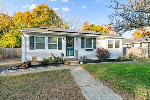7 Eileen Dr, West Warwick, RI 02893