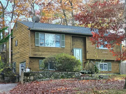 12 Canterbury Dr, Westerly, RI 02808