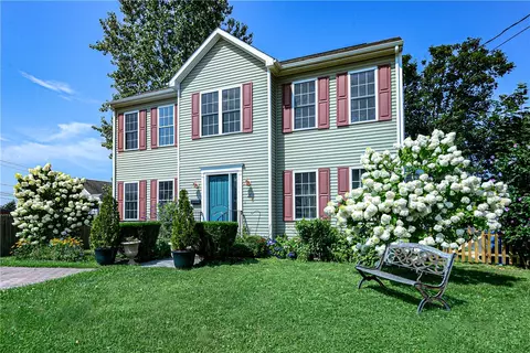 48 Dexter Ct, Middletown, RI 02842