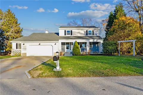 32 Jane Ln, Bristol, RI 02809