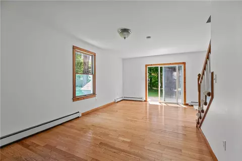 Living - 29 Willard Ave, South Kingstown, RI 02879 photo 4 of 7