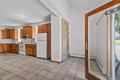 Entry Way - 29 Willard Ave, South Kingstown, RI 02879 photo 2 of 3