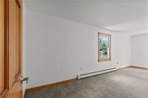 Bedroom - 29 Willard Ave, South Kingstown, RI 02879 photo 1 of 7