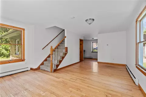 Living - 29 Willard Ave, South Kingstown, RI 02879 photo 5 of 7