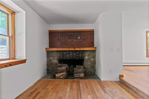 Living - 29 Willard Ave, South Kingstown, RI 02879 photo 1 of 7
