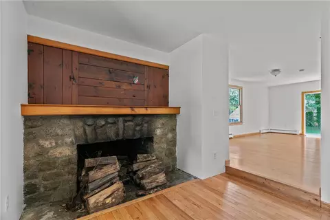 Living - 29 Willard Ave, South Kingstown, RI 02879 photo 2 of 7