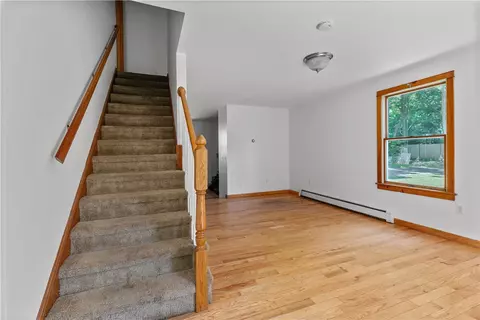 Living - 29 Willard Ave, South Kingstown, RI 02879 photo 6 of 7