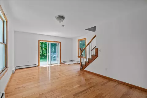 Living - 29 Willard Ave, South Kingstown, RI 02879 photo 3 of 7