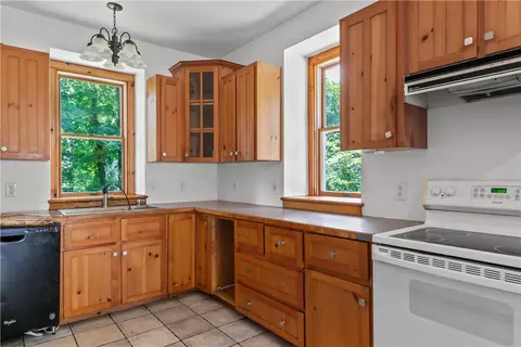 Kitchen - 29 Willard Ave, South Kingstown, RI 02879 photo 2 of 3