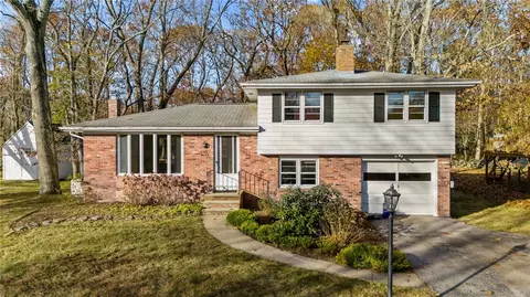 59 Bow Run, Saunderstown, RI 02874