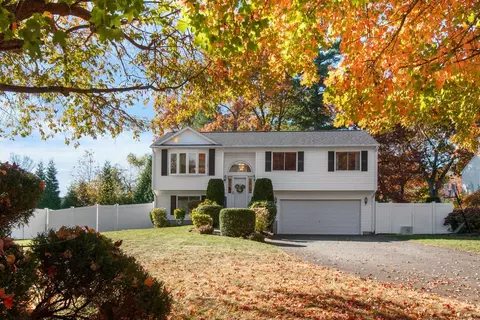 22 Mia Ct, Warwick, RI 02886