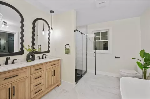 240 Meadow View Ln, Tiverton, RI 02878