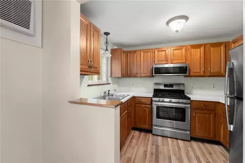 Kitchen - 31 Eagle Run #A, East Greenwich, RI 02818 photo 2 of 2