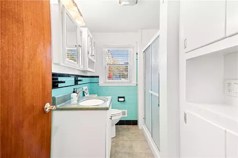 Bath - 148 Stone Ave, Warwick, RI 02889 photo 2 of 5