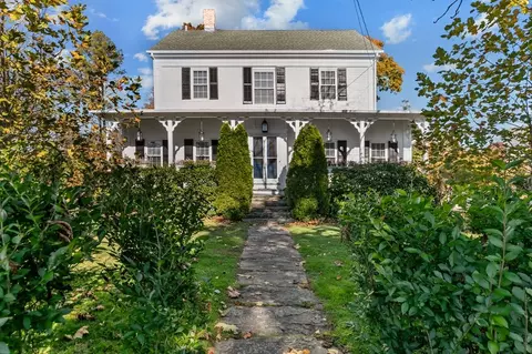 81 Freeborn St, Portsmouth, RI 02871