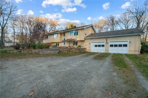 1420 Chopmist Hill Rd, Scituate, RI 02857