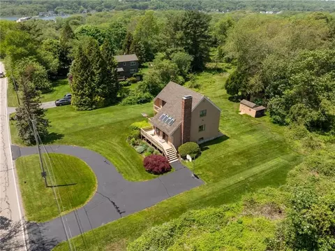 7 Middlebridge Rd, Narragansett, RI 02882