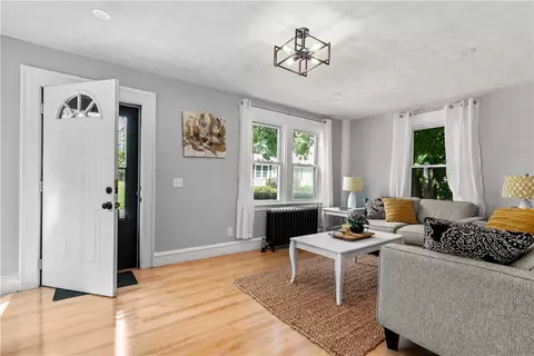 Entry Way - 12 Beach St, Warren, RI 02885 photo 2 of 9