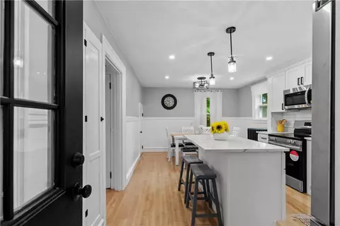 Entry Way - 12 Beach St, Warren, RI 02885 photo 4 of 9