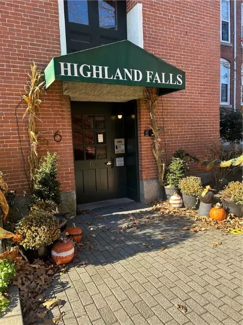 2 School St #207, Lincoln, RI 02865