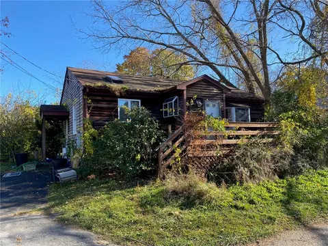 107 Riverside St, Portsmouth, RI 02871