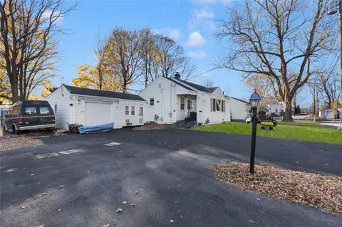 70 Vanderbilt Rd, Warwick, RI 02886 photo 2