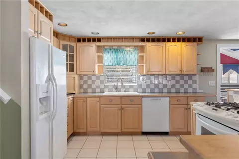 61 Kerri Lyn Rd, Warwick, RI 02889 photo 4