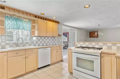 61 Kerri Lyn Rd, Warwick, RI 02889 photo 3
