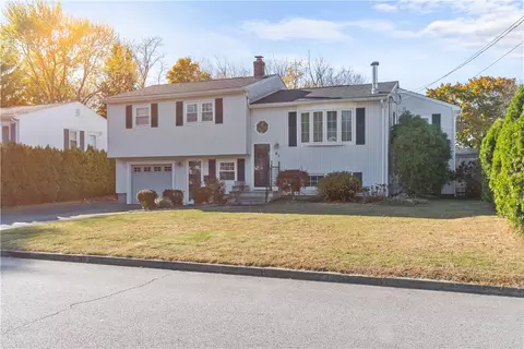 61 Kerri Lyn Rd, Warwick, RI 02889