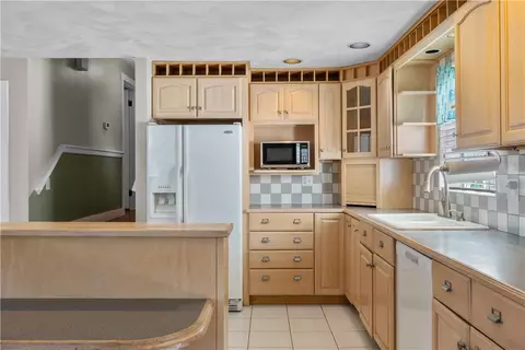 61 Kerri Lyn Rd, Warwick, RI 02889 photo 7