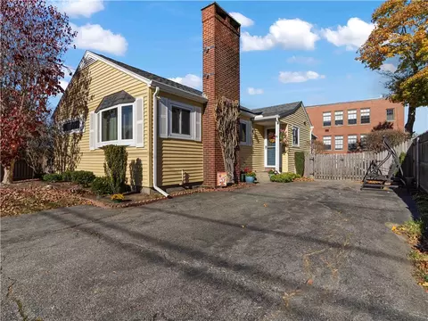14 Vernon St, Warren, RI 02885