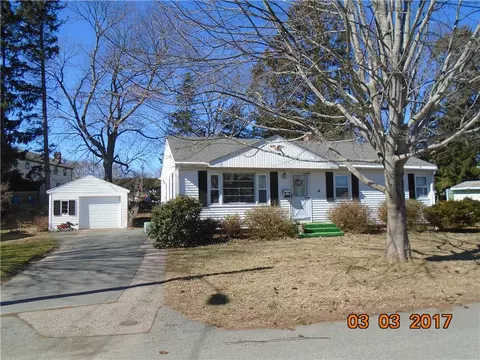 3 Wood St, Middletown, RI 02842