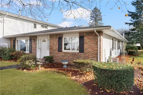 82 Fox Ridge Cres, Warwick, RI 02886