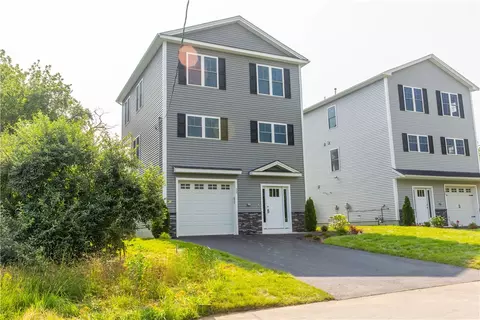 21 Spadina Ave, Warwick, RI 02889