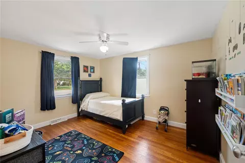 Bedroom - 517 Buttonwoods Ave, Warwick, RI 02886 photo 2 of 6