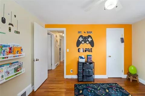 Bedroom - 517 Buttonwoods Ave, Warwick, RI 02886 photo 3 of 6
