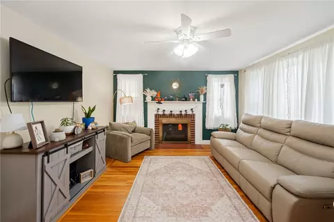 Living - 517 Buttonwoods Ave, Warwick, RI 02886 photo 2 of 4