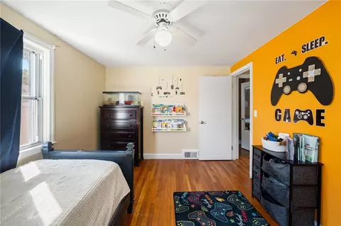 Bedroom - 517 Buttonwoods Ave, Warwick, RI 02886 photo 4 of 6