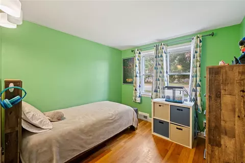 Bedroom - 517 Buttonwoods Ave, Warwick, RI 02886 photo 1 of 6