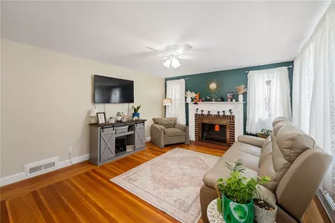 Living - 517 Buttonwoods Ave, Warwick, RI 02886 photo 3 of 4