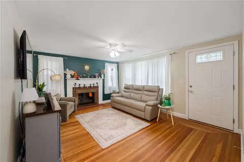 Living - 517 Buttonwoods Ave, Warwick, RI 02886 photo 1 of 4