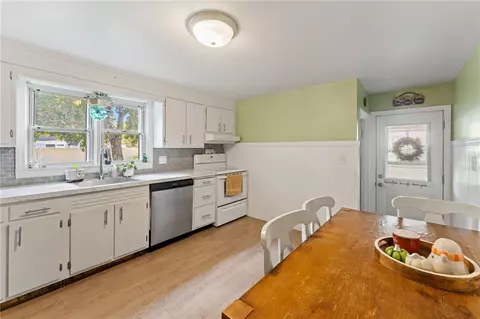 Kitchen - 517 Buttonwoods Ave, Warwick, RI 02886 photo 1 of 3